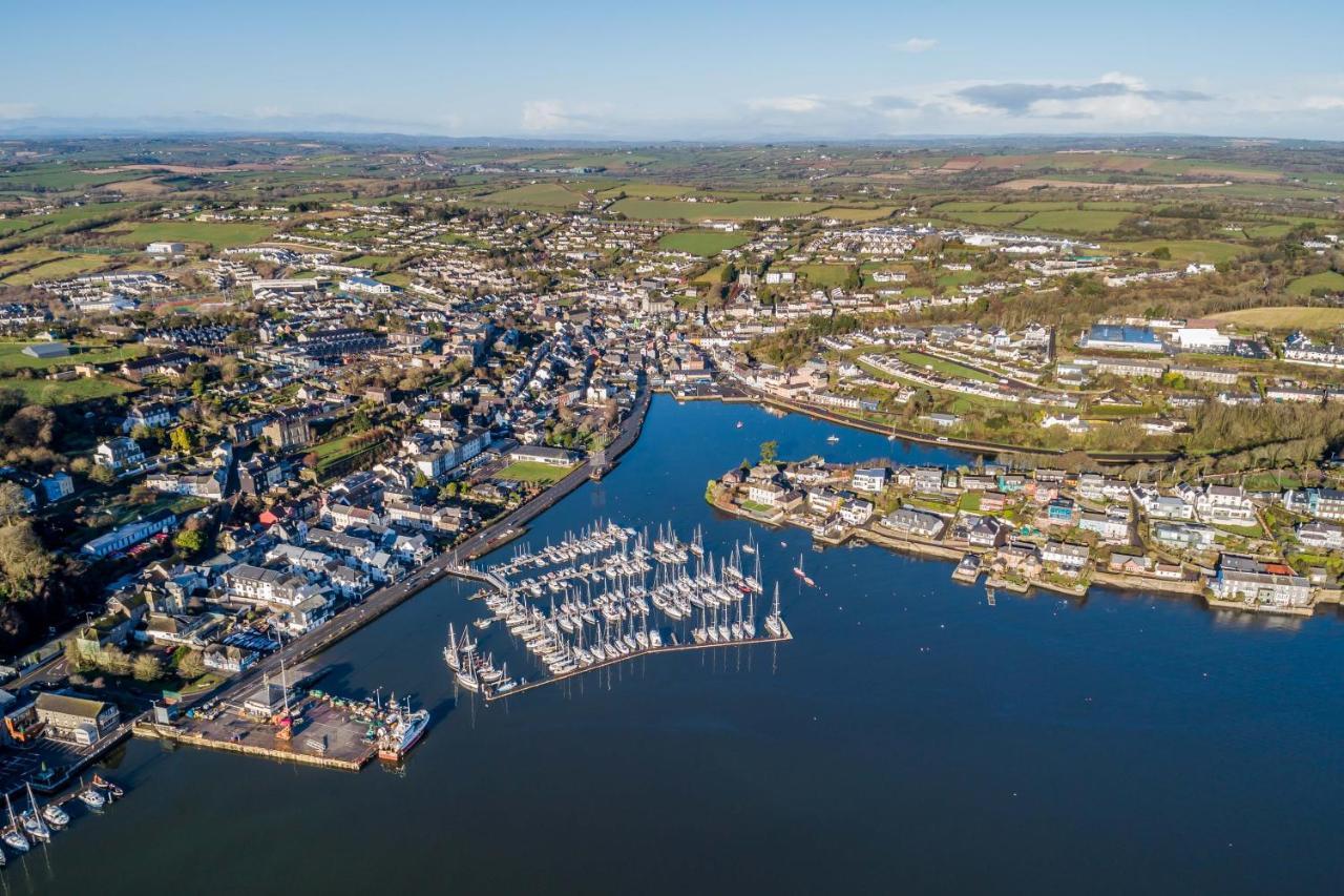Four Winds,Kinsale Town,Exquisite Holiday Homes,Sleeps 26 Экстерьер фото