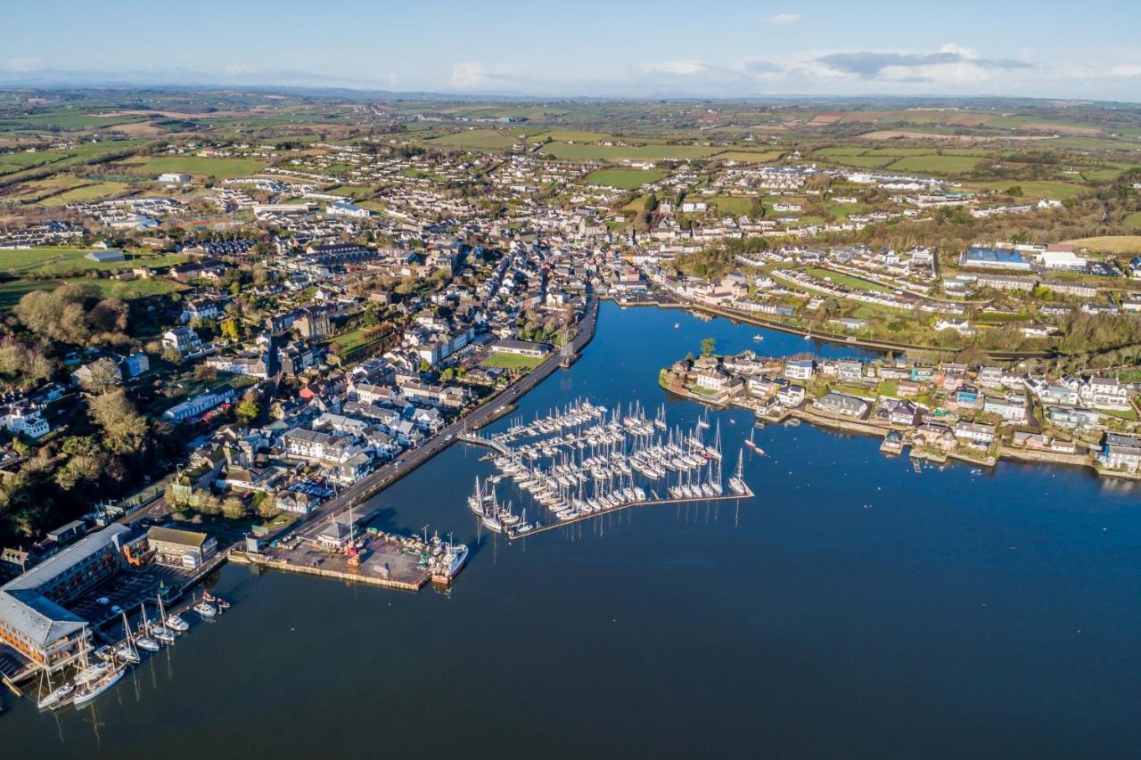 Four Winds,Kinsale Town,Exquisite Holiday Homes,Sleeps 26 Экстерьер фото